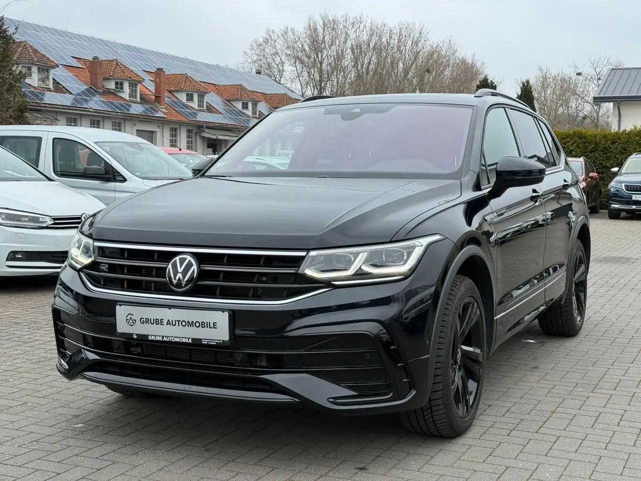 Volkswagen Tiguan Allspace R-Line 4Motion MATRIX*PANO*AHK* — photo 1 of 40