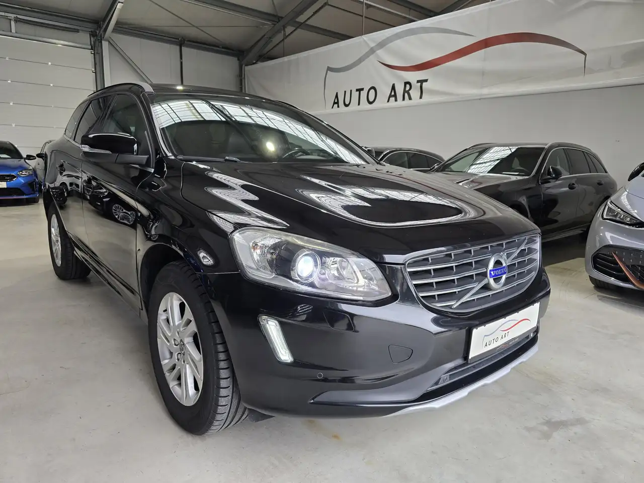 Volvo XC60 Momentum 2WD AHK Navi SHZ — photo 1 of 27