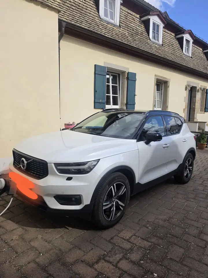 Volvo XC40 D4 AWD Geartronic R-Design — photo 1 of 11