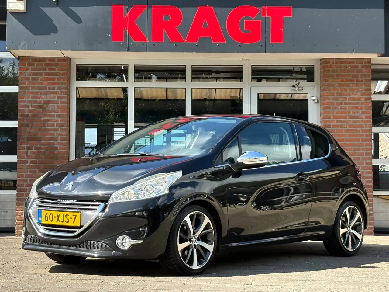 Peugeot 208 Allure 1.4 VTi 95 pk - sportief - APK 07-2027! — photo 1 of 32