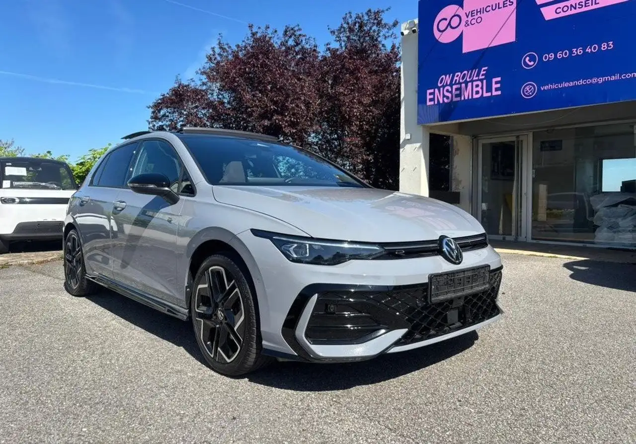Volkswagen Golf 8 1.5 eTSI 150ch DSG7 — R-Line Black Style FULL OPTIONS IQ LIGHT TOIT OUVRANT — photo 1 of 11