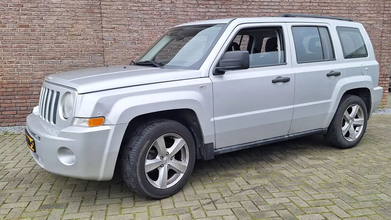 Jeep Patriot 2.4 Sport Adventure — photo 1 of 8