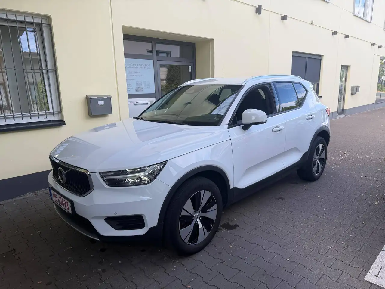 Volvo XC40 XC40 T2 Momentum Pro — photo 1 of 19