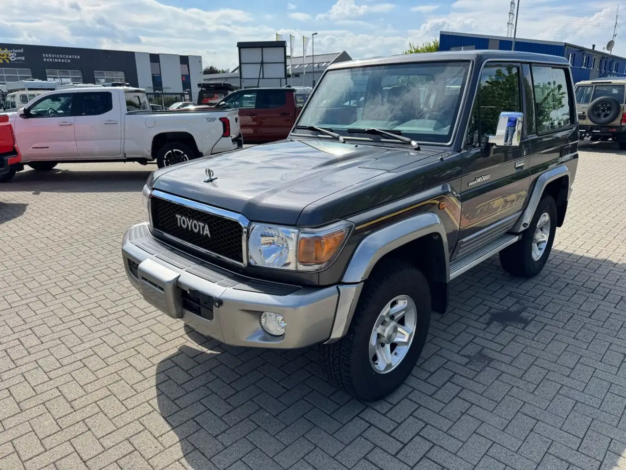 Toyota Land Cruiser GRJ 71 LX+ diff. M/T grau Voll. — photo 1 of 16