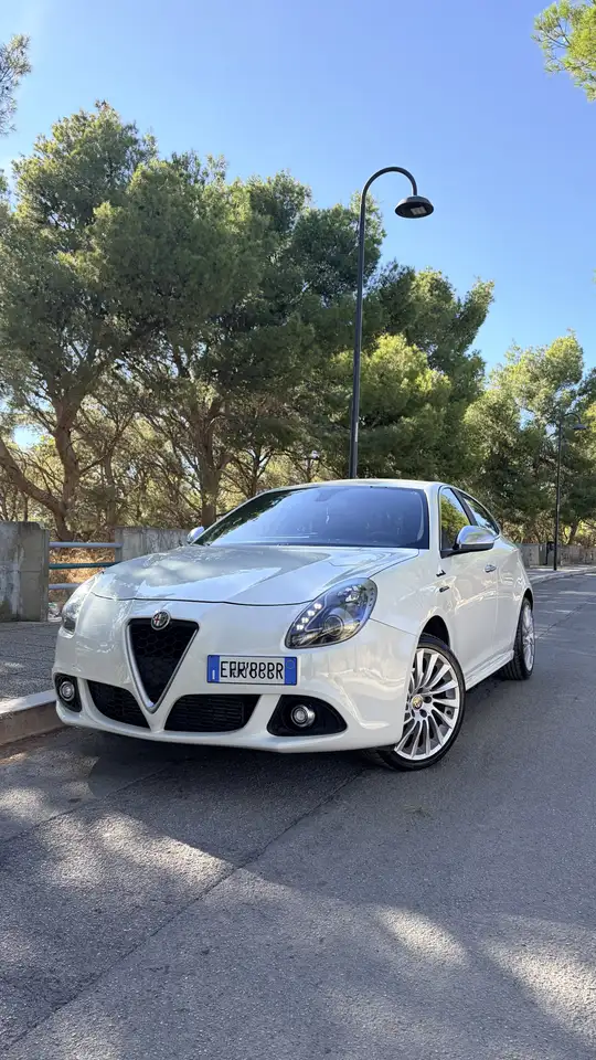 Alfa Romeo Giulietta 2.0 jtdm Distinctive 150cv E5+ — photo 1 of 15