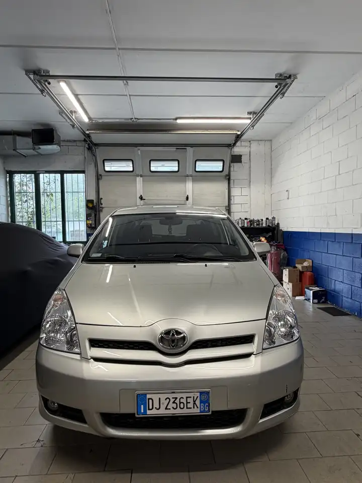 Toyota Corolla Verso Corolla Verso 2.2 16V D-4D Sol 100kw — photo 1 of 15