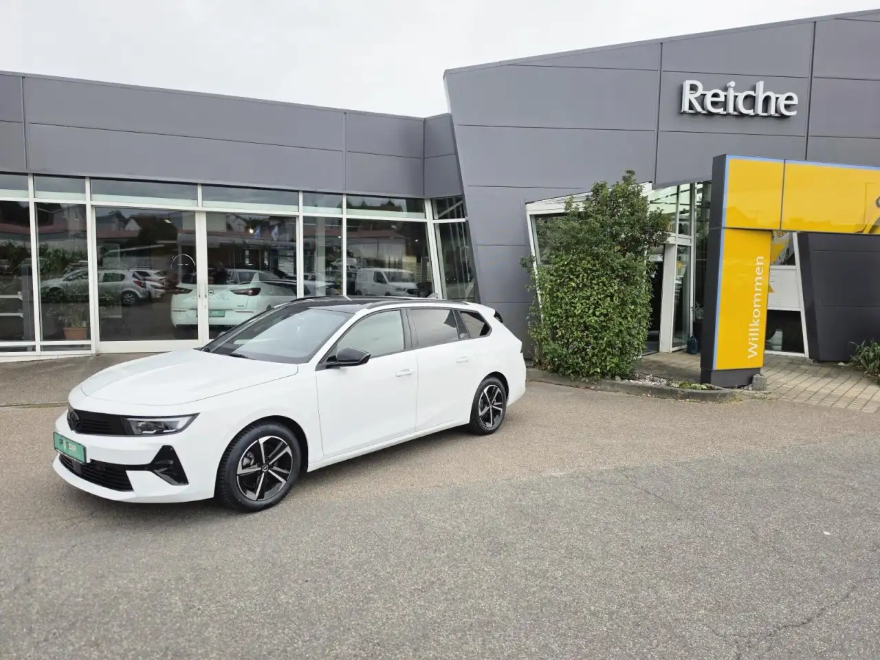 Opel Astra ST GS 1,2 AHK+NAV+MAT+HUD+PANO+SHZ+RFK+ACC Klima — photo 1 of 30