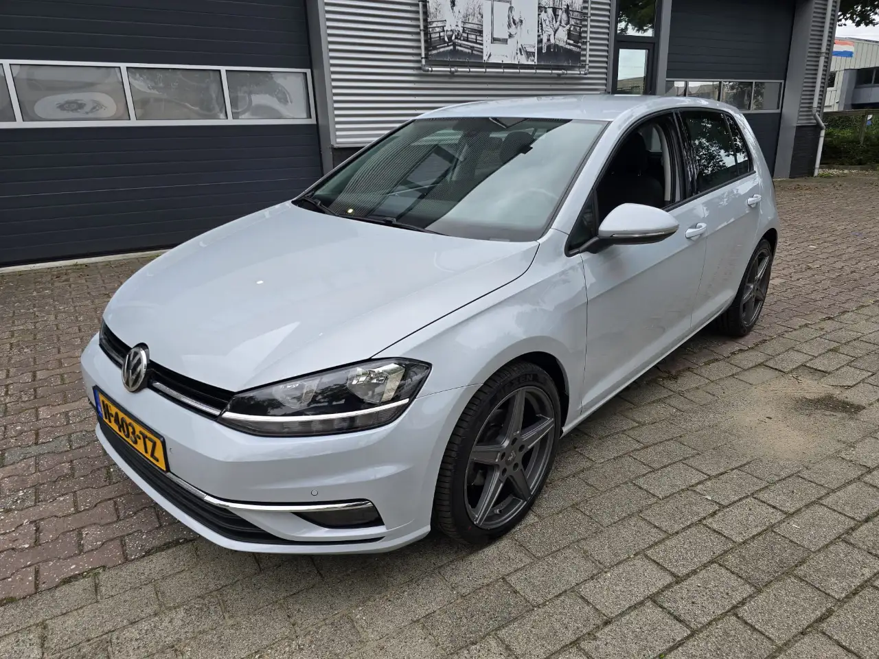 Volkswagen Golf 1.0TSI COMFORTLINE DSG — photo 1 of 17