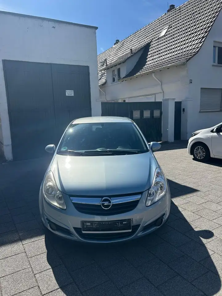 Opel Corsa 1.2 16V — photo 1 of 15