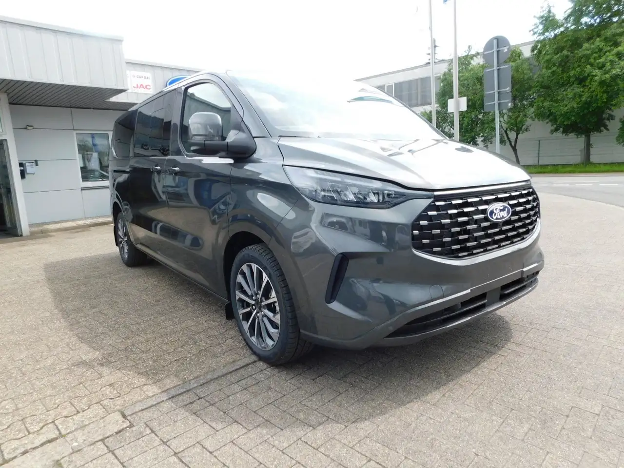Ford Tourneo Custom 2.0 L2 Autom Titanium X AHK/360° — photo 1 of 19