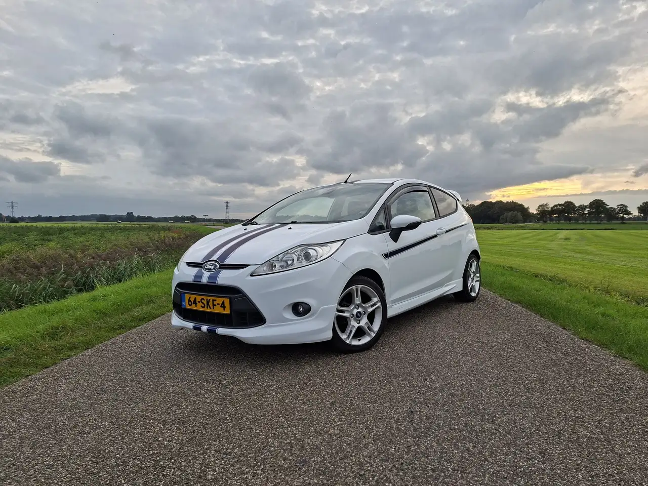 Ford Fiesta 1.6 Sport — photo 1 of 15