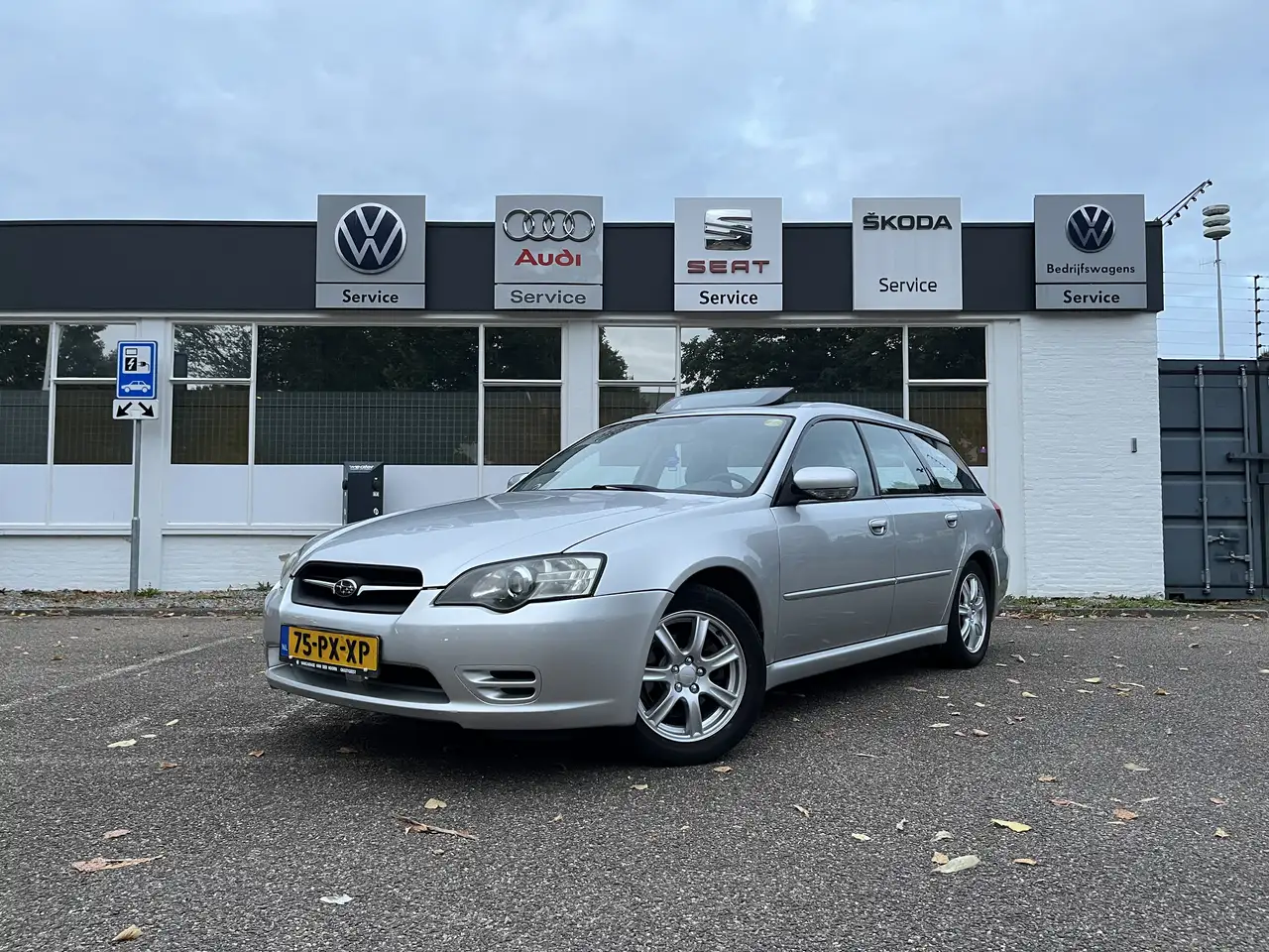 Subaru Legacy 2.0i — photo 1 of 30
