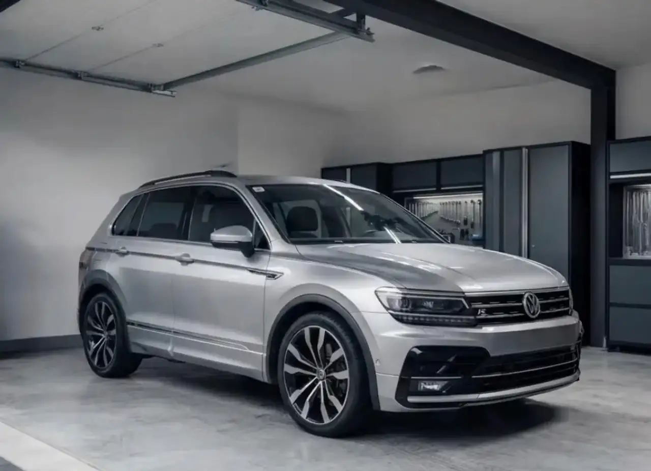 Volkswagen Tiguan Tiguan R-Line 2,0 TDI SCR Sky DSG Sky — photo 1 of 5