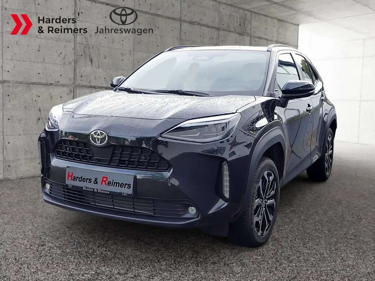 Toyota Yaris Cross 1.5 Hybrid FWD Teamplayer ACC LED — photo 1 of 15