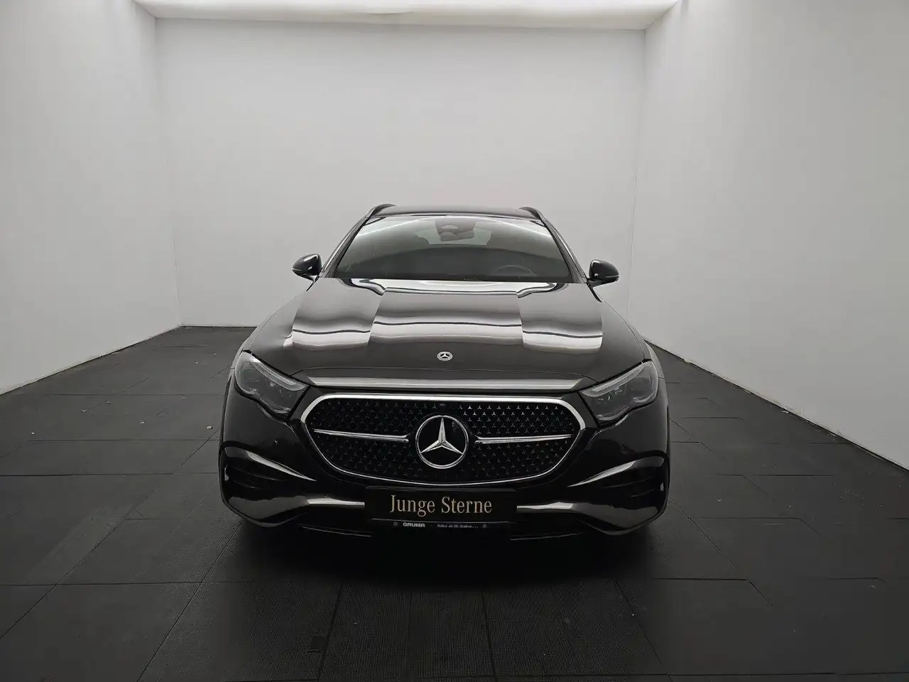 Mercedes-Benz E 300 E 300 de 4Matic AMG Line Premium (214.209) — photo 1 of 13