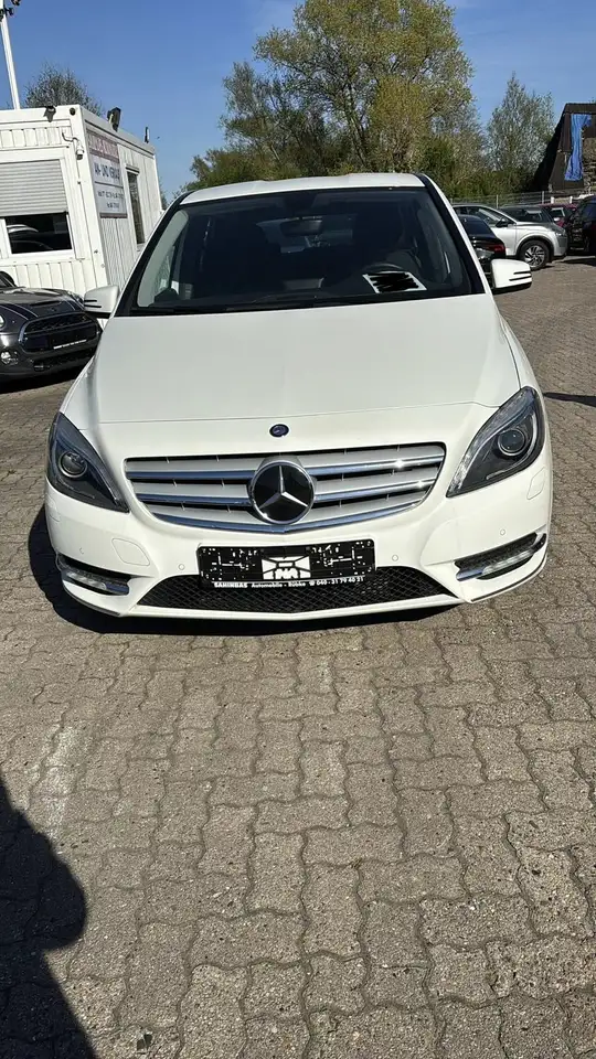 Mercedes-Benz B 180 (BlueEFFICIENCY) 7G-DCT — photo 1 of 8