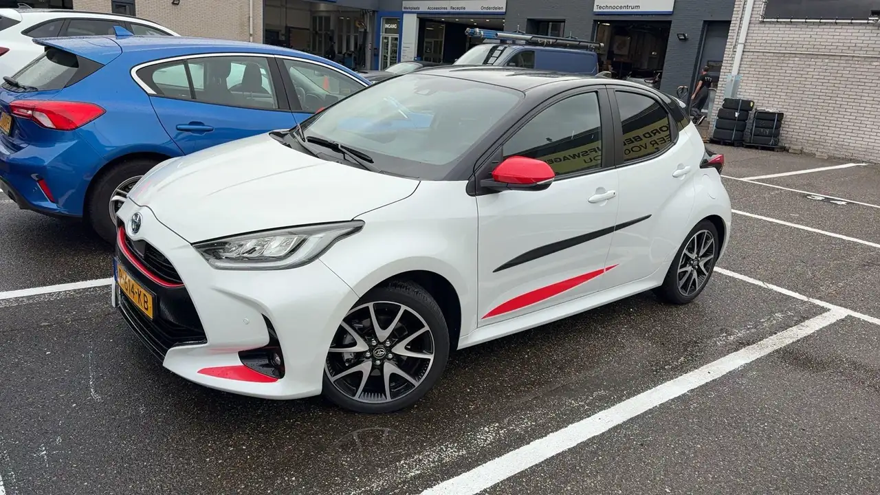 Toyota Yaris 1.5 Hybrid Executive — photo 1 of 6