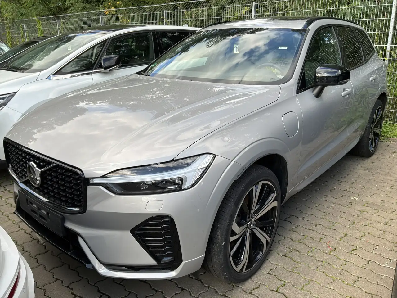 Volvo XC60 T6 R Design Recharge Pano Head-Up AHK Leder — photo 1 of 5