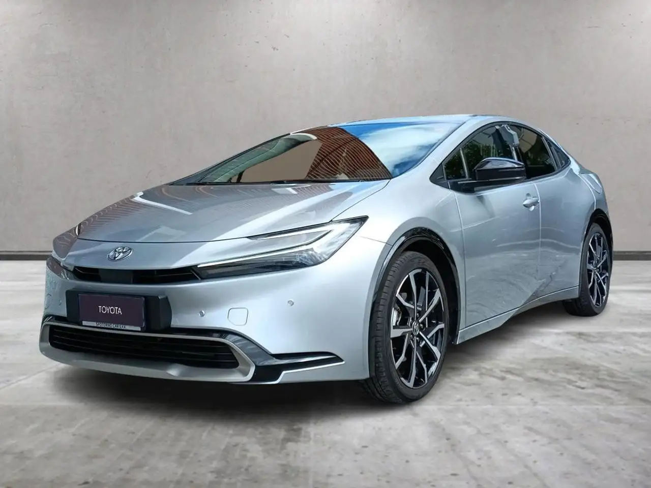Toyota Prius Plug-in Hybrid Lounge — photo 1 of 10