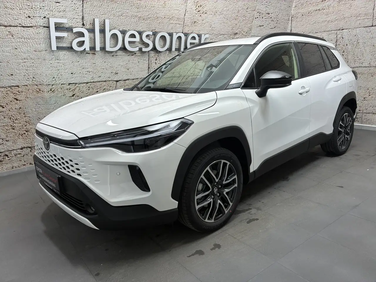 Toyota Corolla Cross 1,8 Hybrid Teamplayer — photo 1 of 19