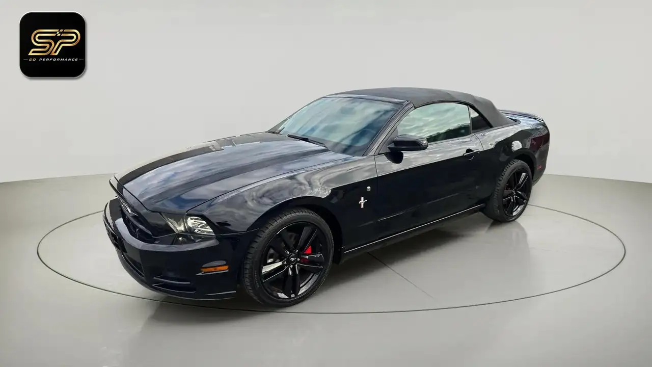 Ford Mustang CABRIOLET V6 3.7 305 CH — photo 1 of 18