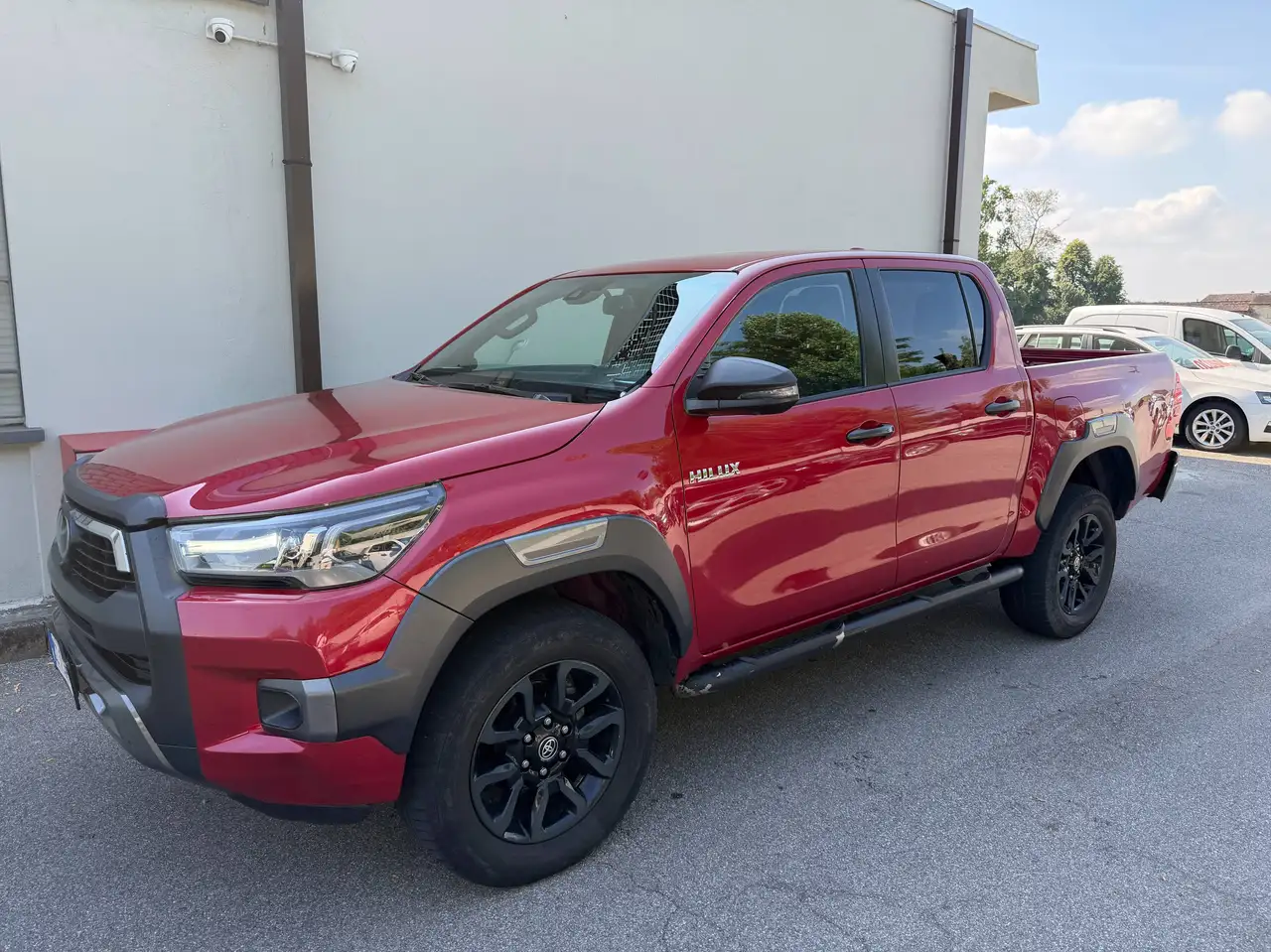 Toyota Hilux 2.8 d double cab Invincible 4wd auto — photo 1 of 8
