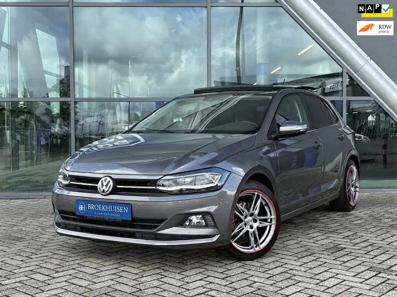 Volkswagen Polo 1.0 TSI Highline Schuifdak / Camera / Navigatie — photo 1 of 40