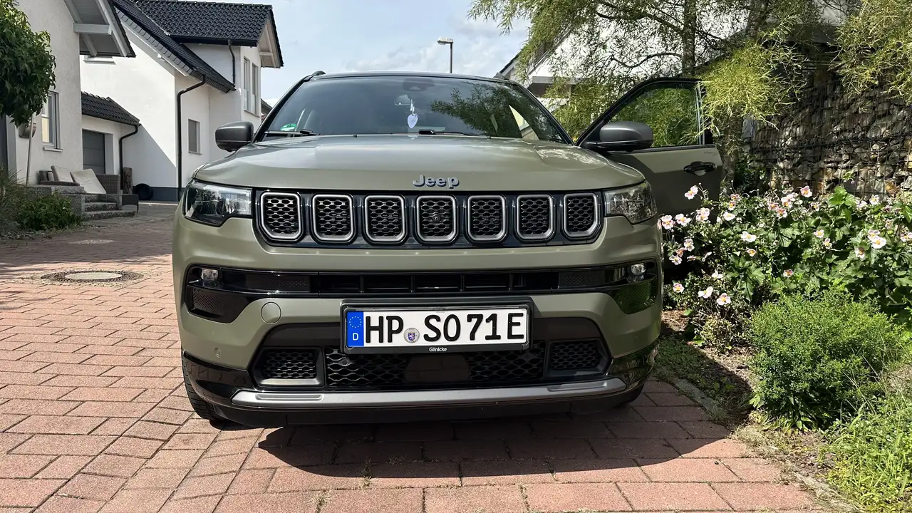 Jeep Compass 1.3 T-GDI 4xe PLUG-IN Hyb Autom. 80th anniversary — photo 1 of 7
