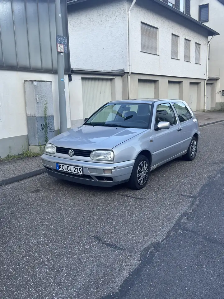 Volkswagen Golf 1.8 Automatik Comfortline — photo 1 of 10