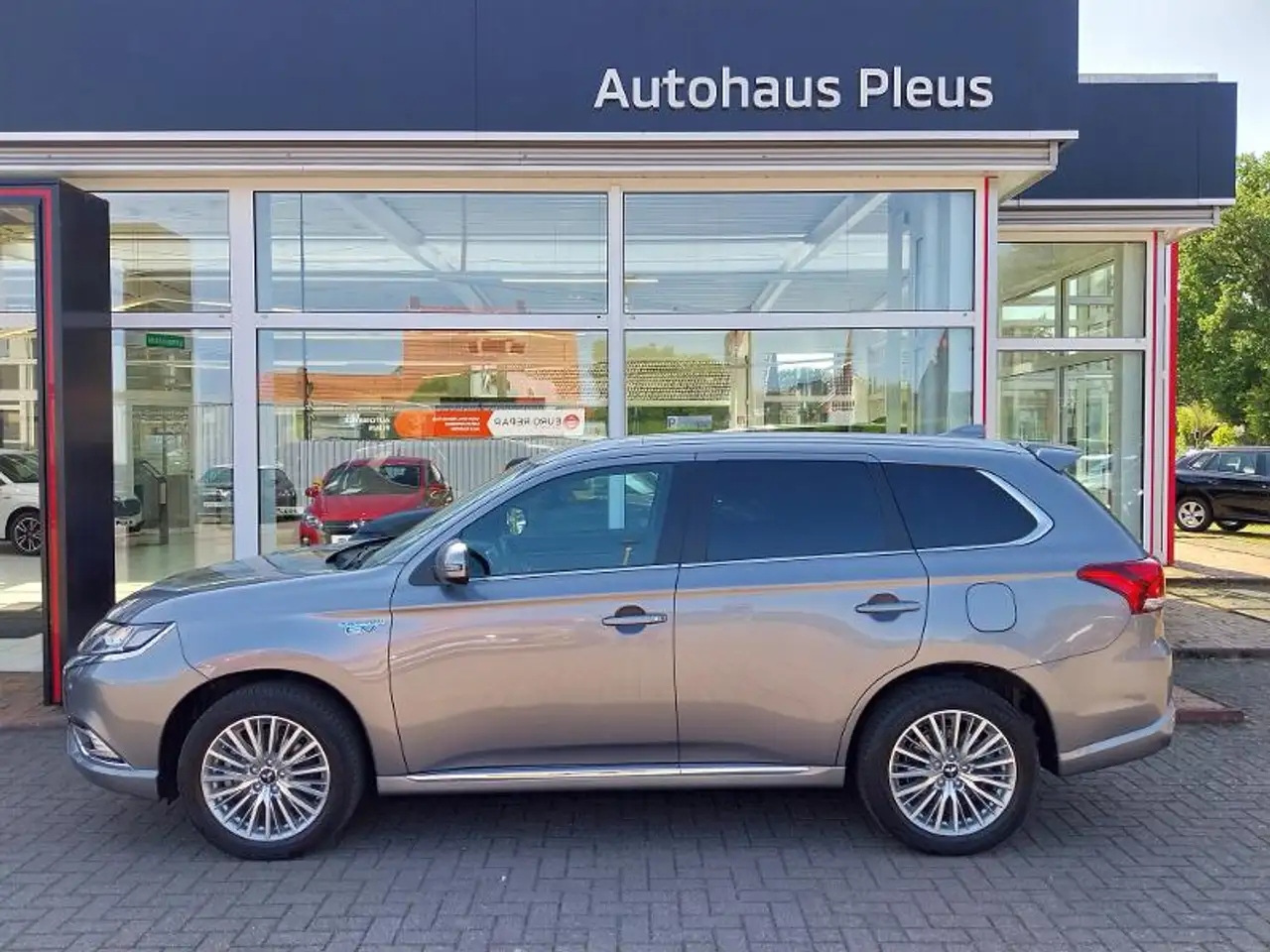 Mitsubishi Outlander Outlander Plug-in Hybrid 2.4 PLUS Intro-Pak. 4WD — photo 1 of 24