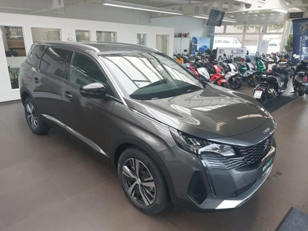 Peugeot 5008 PureTech 130 EAT8 Stop & Start Allure Pack — photo 1 of 16
