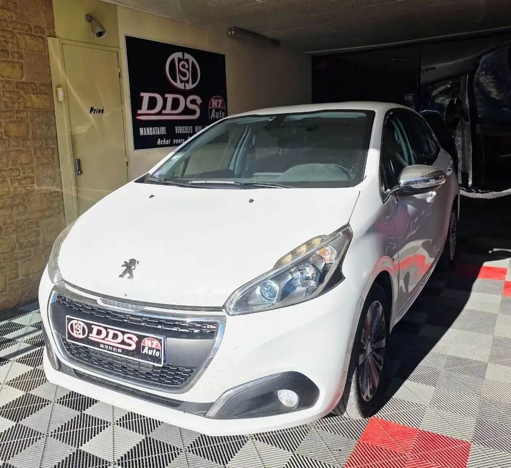 Peugeot 208 1.2 — photo 1 of 19