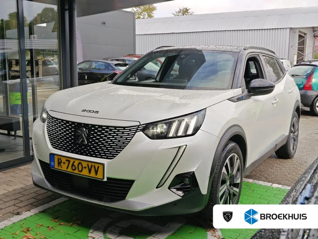 Peugeot e-2008 EV GT Pack 50 kWh | Fase 3 laden | Panorama/schuif — photo 1 of 10