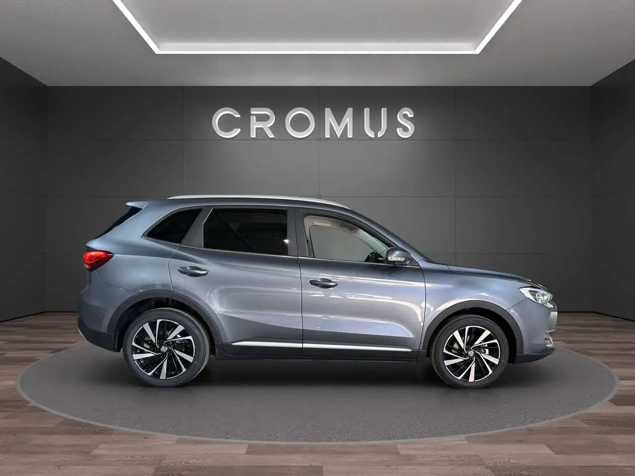 MG ZS 1.5 hybrid+ Luxury auto — photo 1 of 15