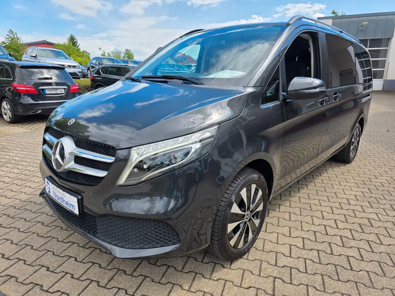 Mercedes-Benz V 220 d EDITION 4MATIC lang/ Automatik/ 6-Sitzer — photo 1 of 23