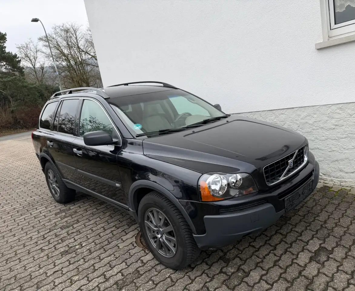 Volvo XC90 D5 Momentum Leder Navi — photo 1 of 11