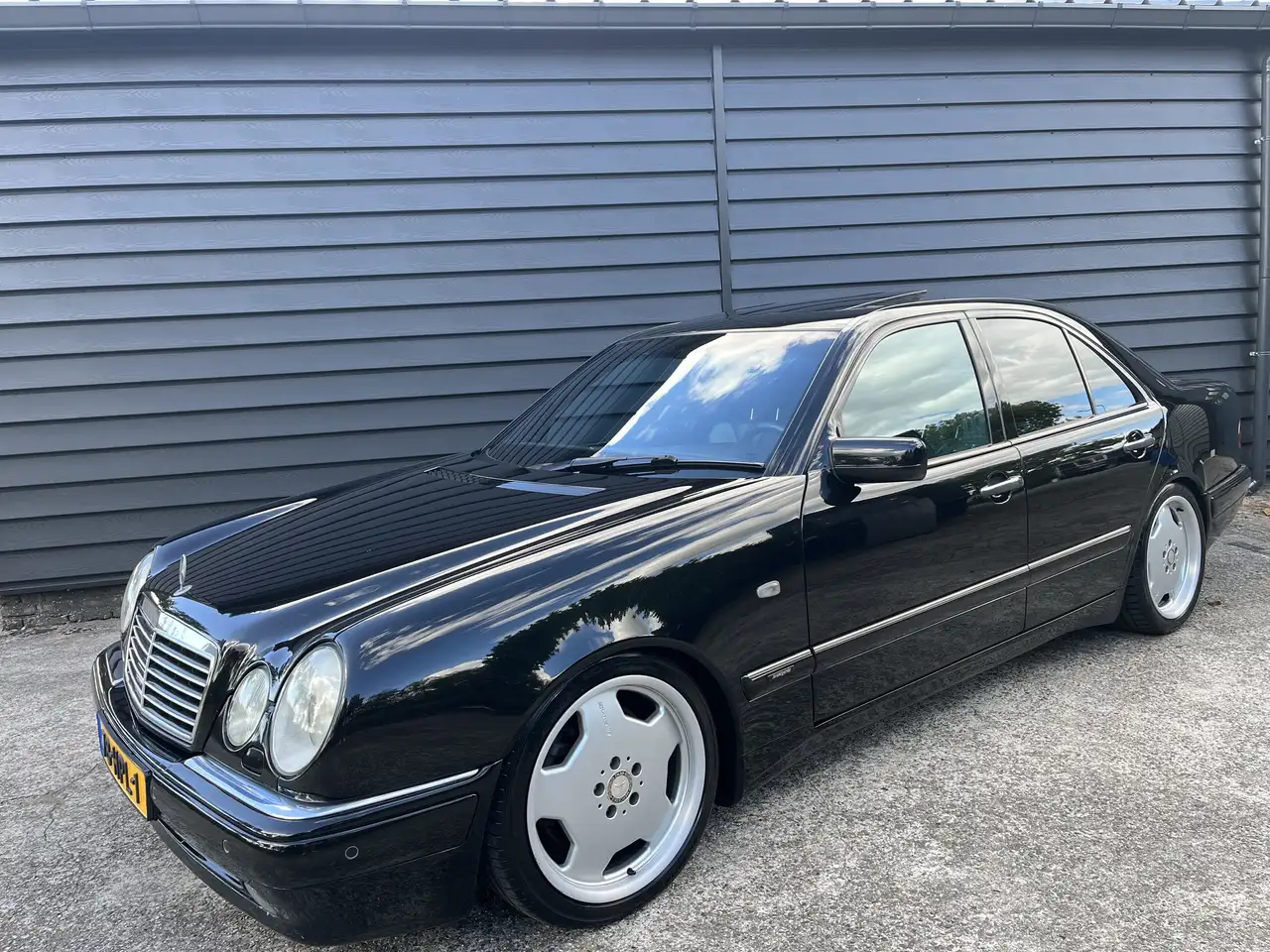 Mercedes-Benz E 55 AMG E55 AMG 1998 — photo 1 of 20