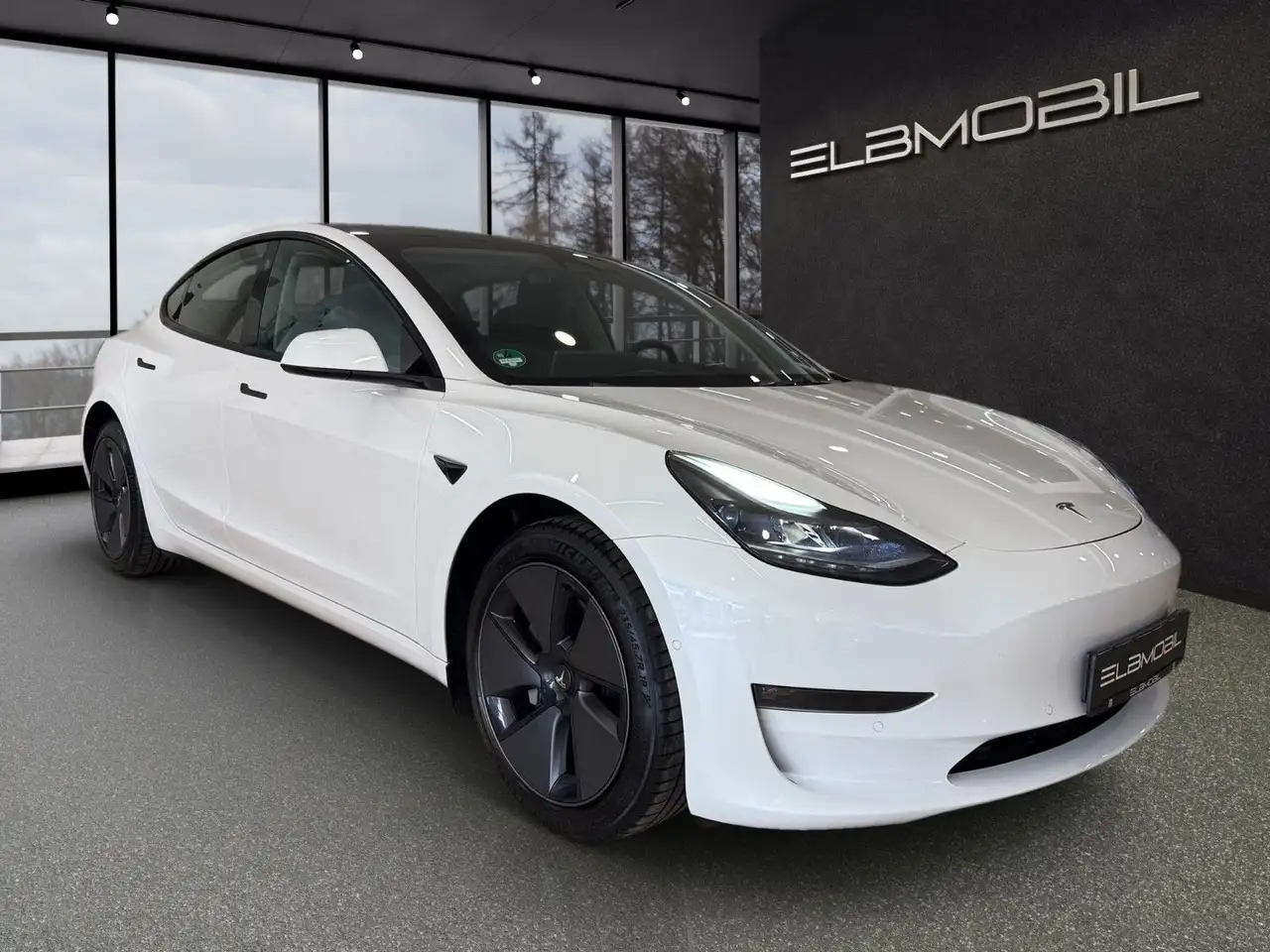 Tesla Model 3 Long Range Dual Motors AWD *1 H* — photo 1 of 40