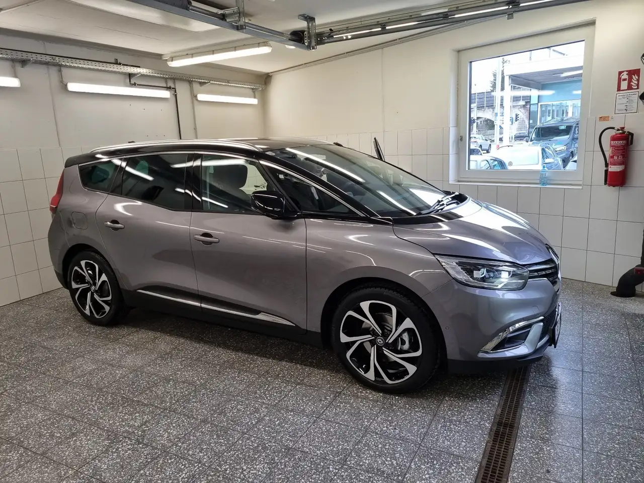 Renault Grand Scenic Scénic TCe 140 EDC Techno — photo 1 of 8
