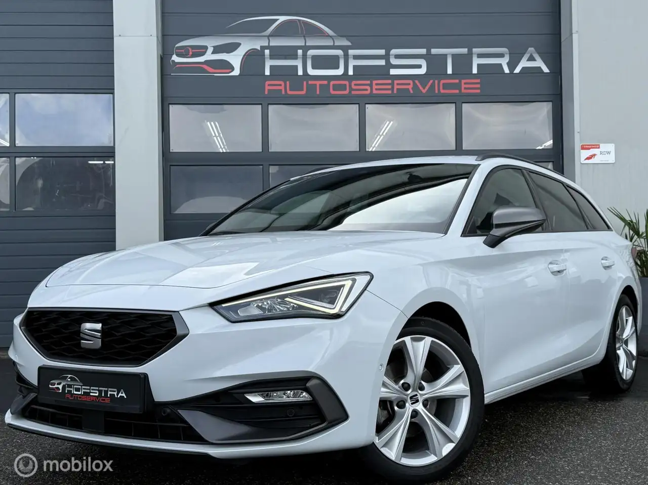 SEAT Leon Sportstourer 1.5 eTSI FR Business Intense Trekhk — photo 1 of 40