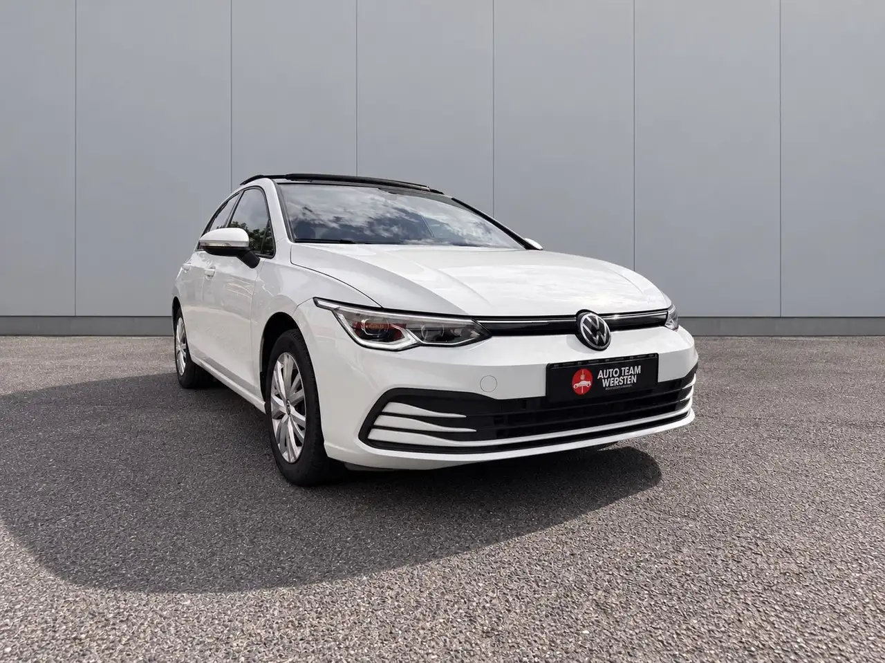 Volkswagen Golf VIII Lim. Life*Panorama*DSG*LED* — photo 1 of 17