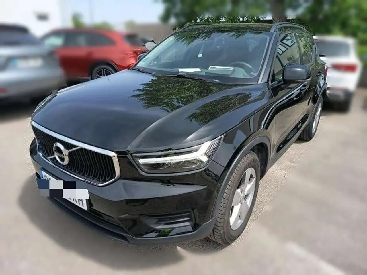 Volvo XC40 T2 Momentum Core — photo 1 of 13