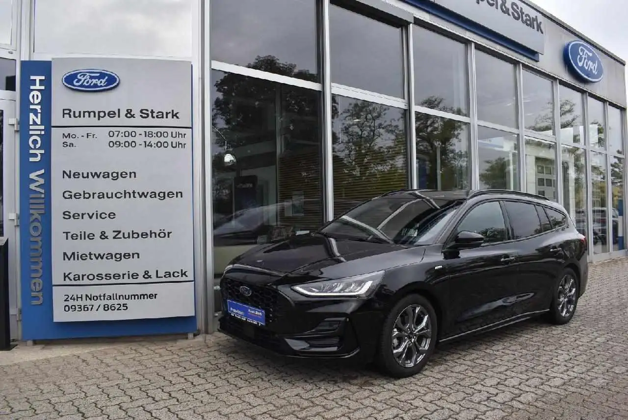 Ford Focus ST-Line X — photo 1 of 15