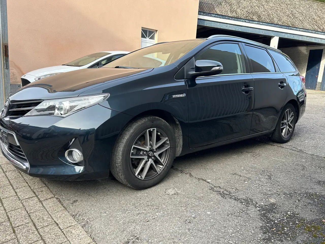 Toyota Auris Auris HEV 1.8i HSD Comfort CVT 12 mois de garantie — photo 1 of 15