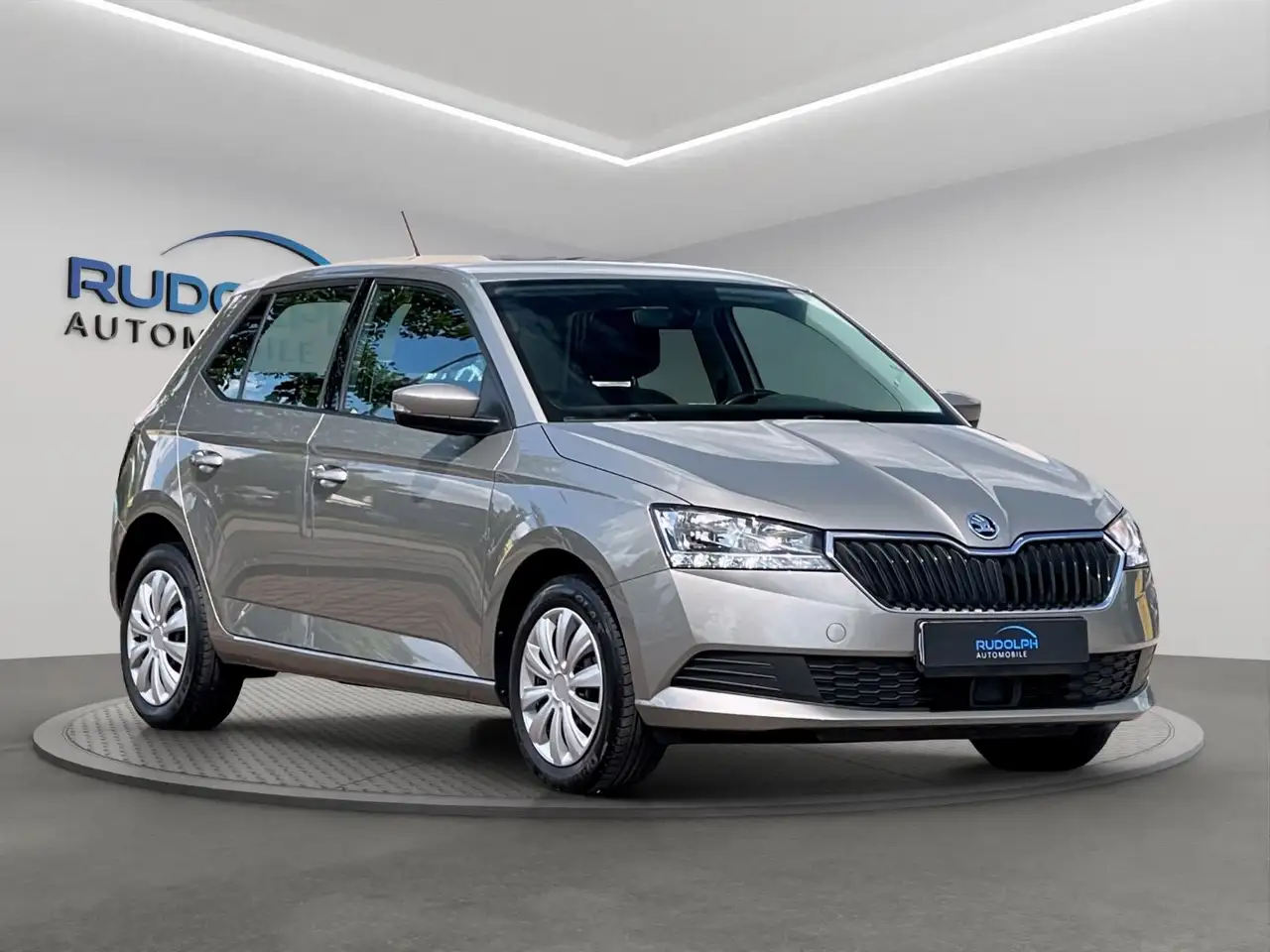 Skoda Fabia AUTOMATIK AHK NAVI LANE TÜV NEU GARANTIE — photo 1 of 40
