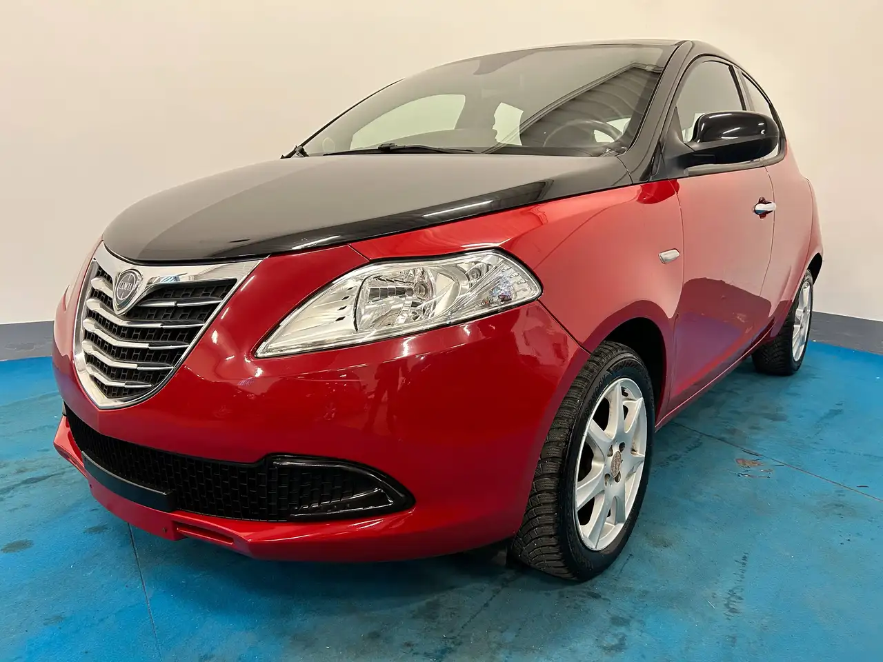 Lancia Ypsilon "Black and Red" - 1,2cc 70cv - UNIPROPRIETARIO - NEOPATENTATO - 59.000 km — photo 1 of 15