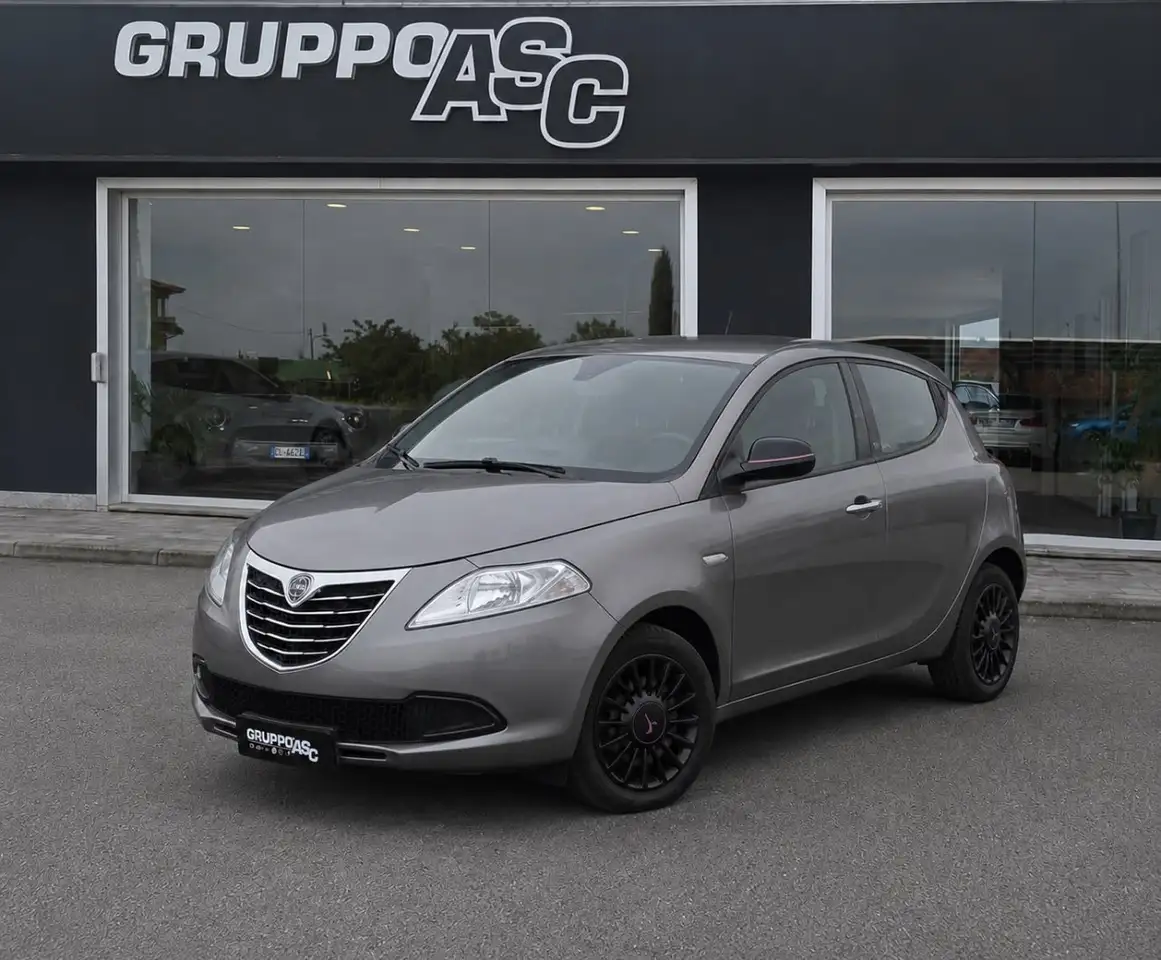 Lancia Ypsilon 1.2 BENZ 69 CV Platinum ADATTA A NEOPATENTATI — photo 1 of 15