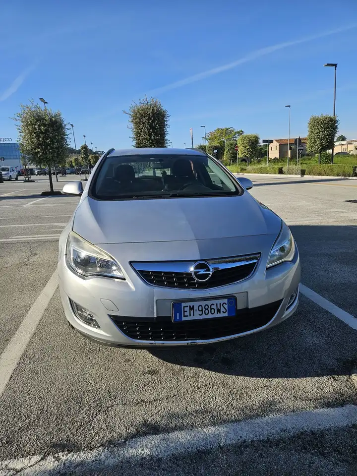 Opel Astra 1.7 CDTI DPF Sports Tourer Edition — photo 1 of 13