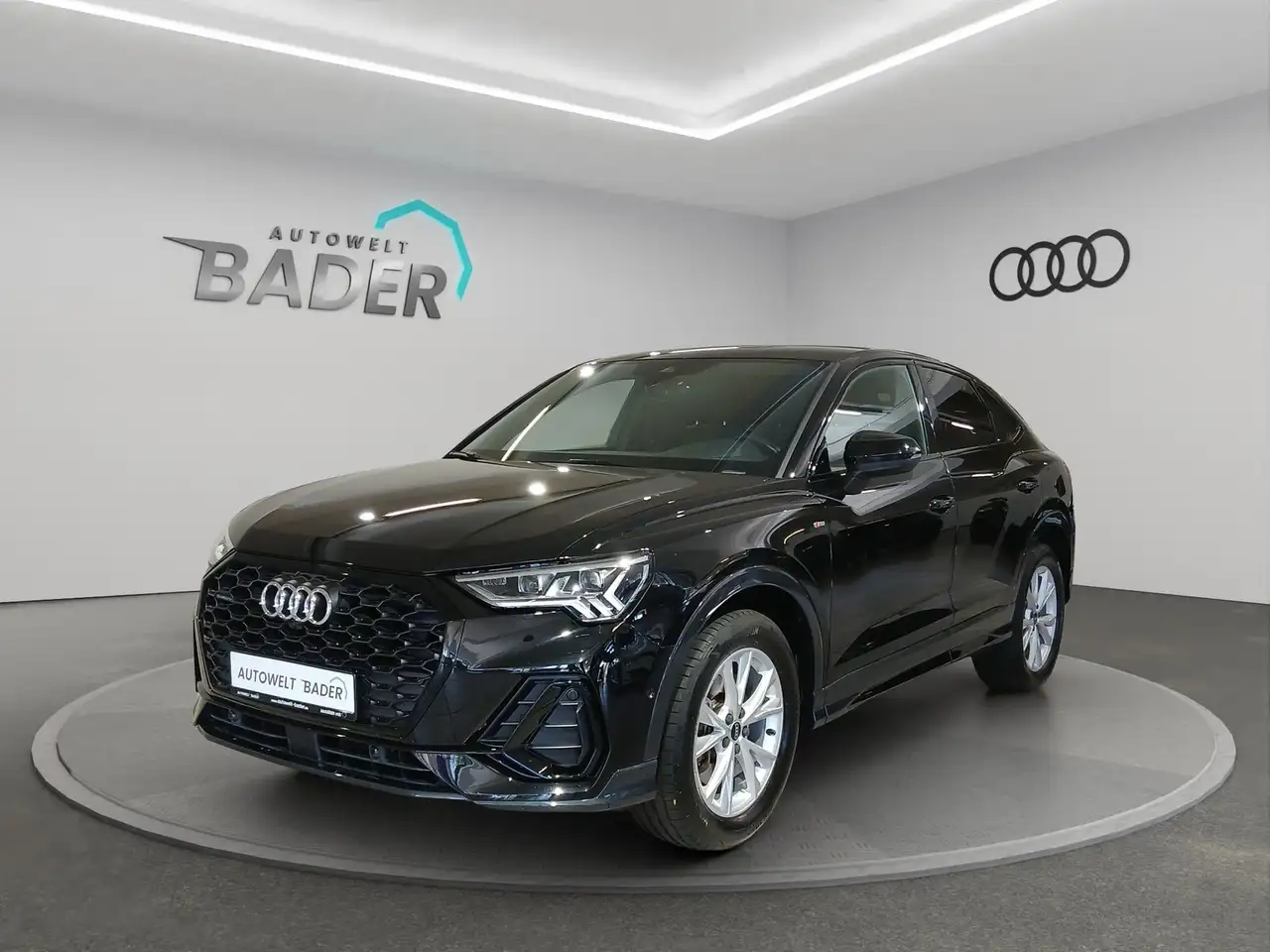 Audi Q3 Sportback 40 TDI qu. S line AHK Matrix Shz — photo 1 of 24