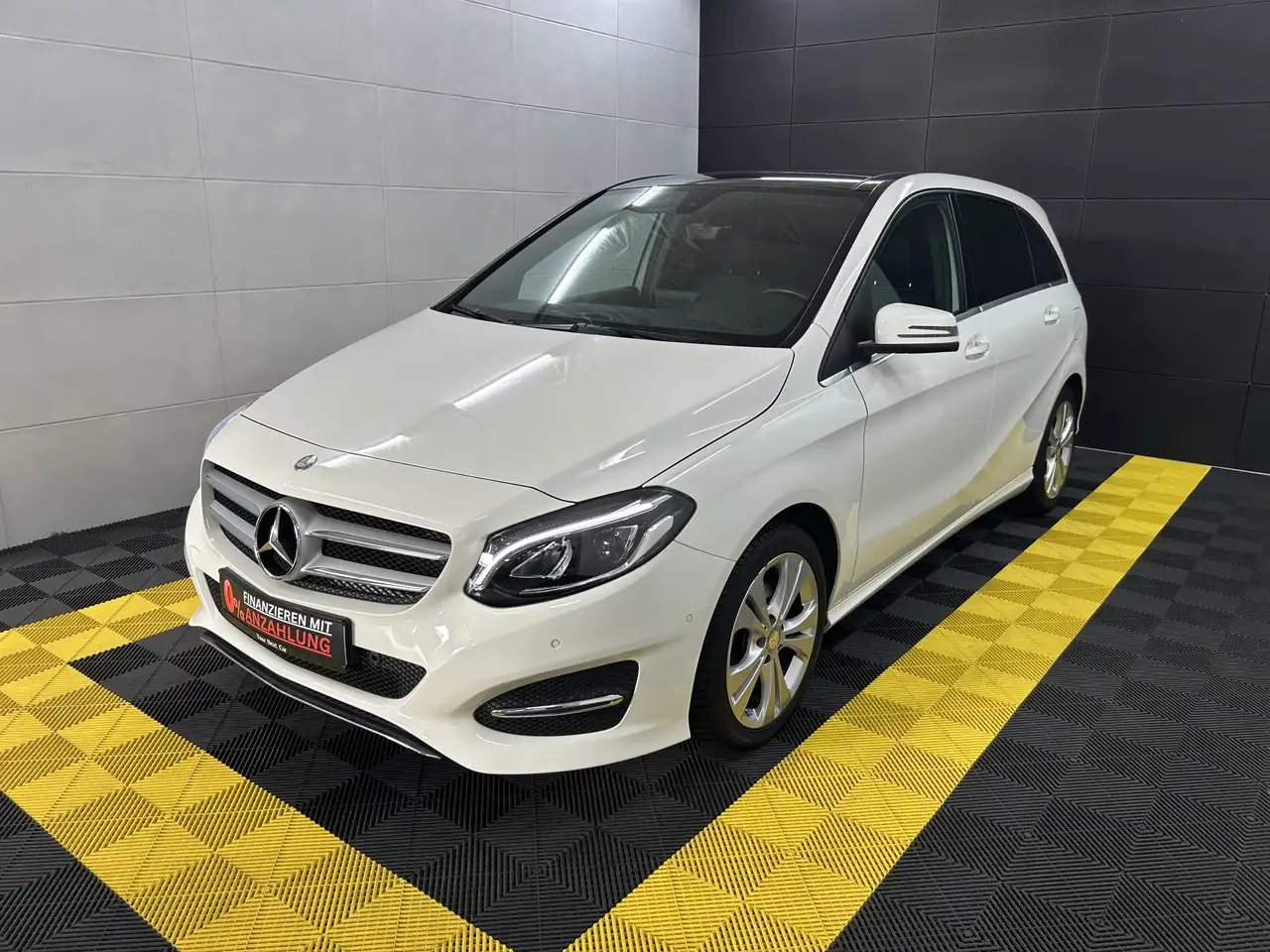 Mercedes-Benz B 180 Pano+LED+Ambiente+Temp+Navi+SHZ+BT — photo 1 of 15
